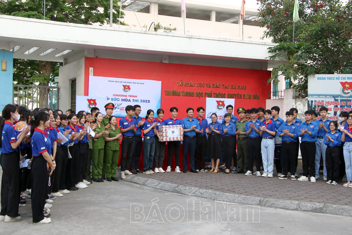 Những áo xanh tình nguyện trong mùa tuyển sinh vào lớp 10 THPT chuyên và không chuyên tỉnh Hà Nam năm 2023