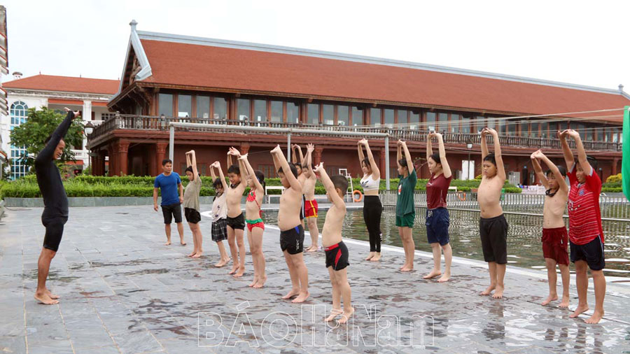 Dạy bơi cho thiếu niên nhi đồng – Cách làm ở Duy Tiên