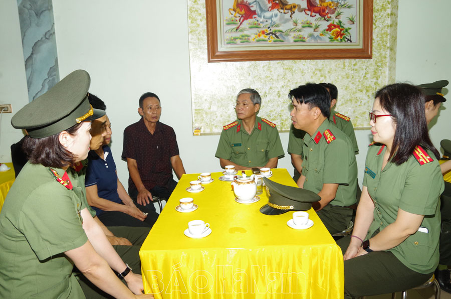 Công an tỉnh Hà Nam và Vĩnh Phúc Thăm hỏi động viên thân nhân cán bộ chiến sỹ hy sinh khi làm nhiệm vụ