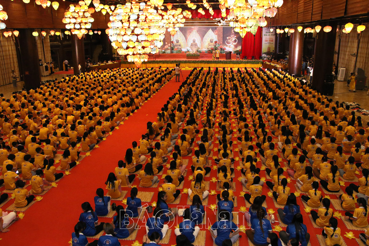 5000 bông hoa đăng thắp sáng trong lễ tri ân các anh hùng Liệt sỹ và cầu nguyện Quốc thái dân an tại chùa Tam Chúc