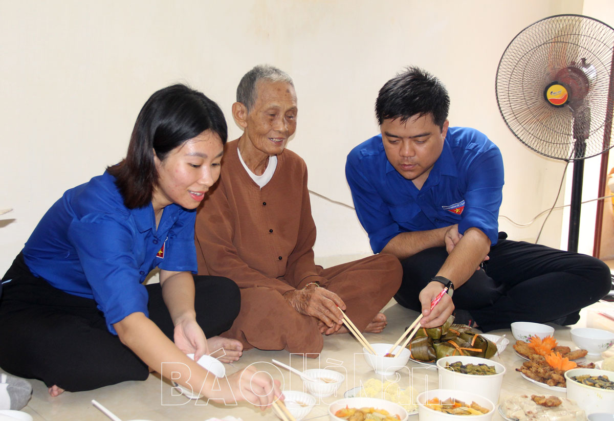 Chi đoàn Sở Nội vụ ĐTN phường Hai Bà Trưng tổ chức bữa cơm sum vầy cùng thân nhân liệt sĩ
