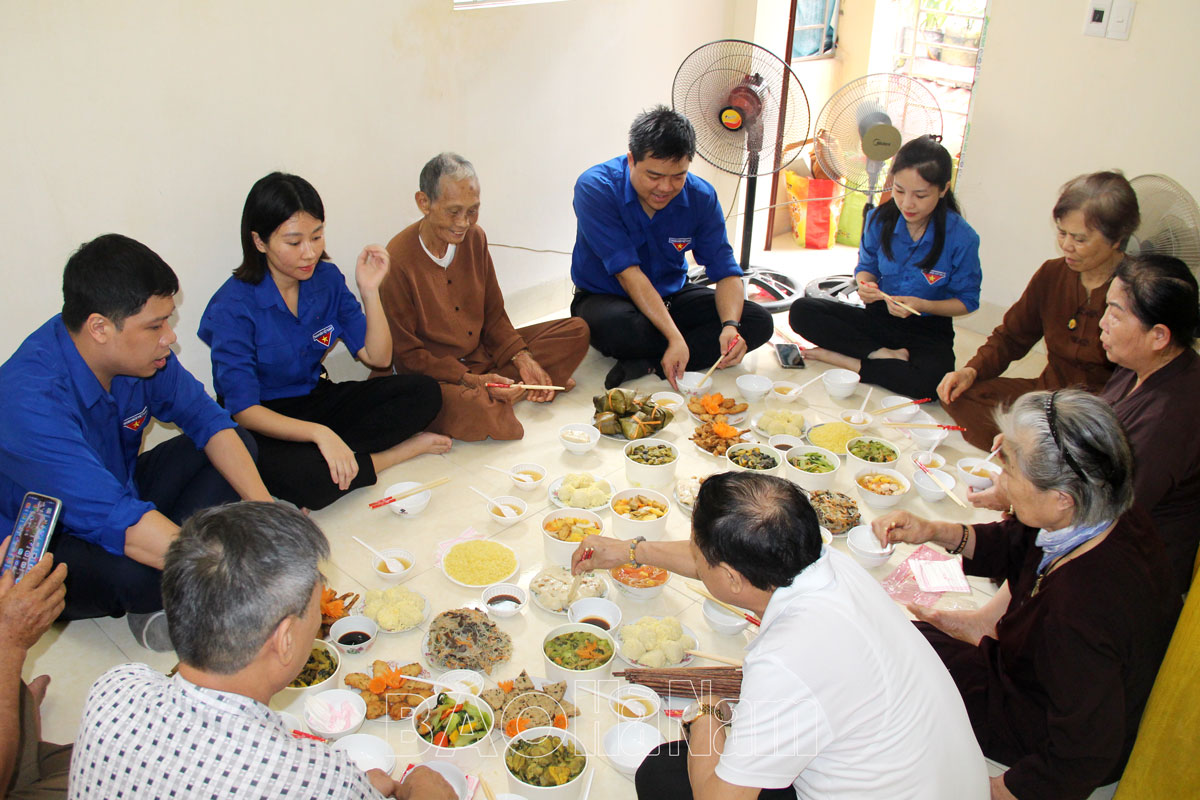 Chi đoàn Sở Nội vụ ĐTN phường Hai Bà Trưng tổ chức bữa cơm sum vầy cùng thân nhân liệt sĩ