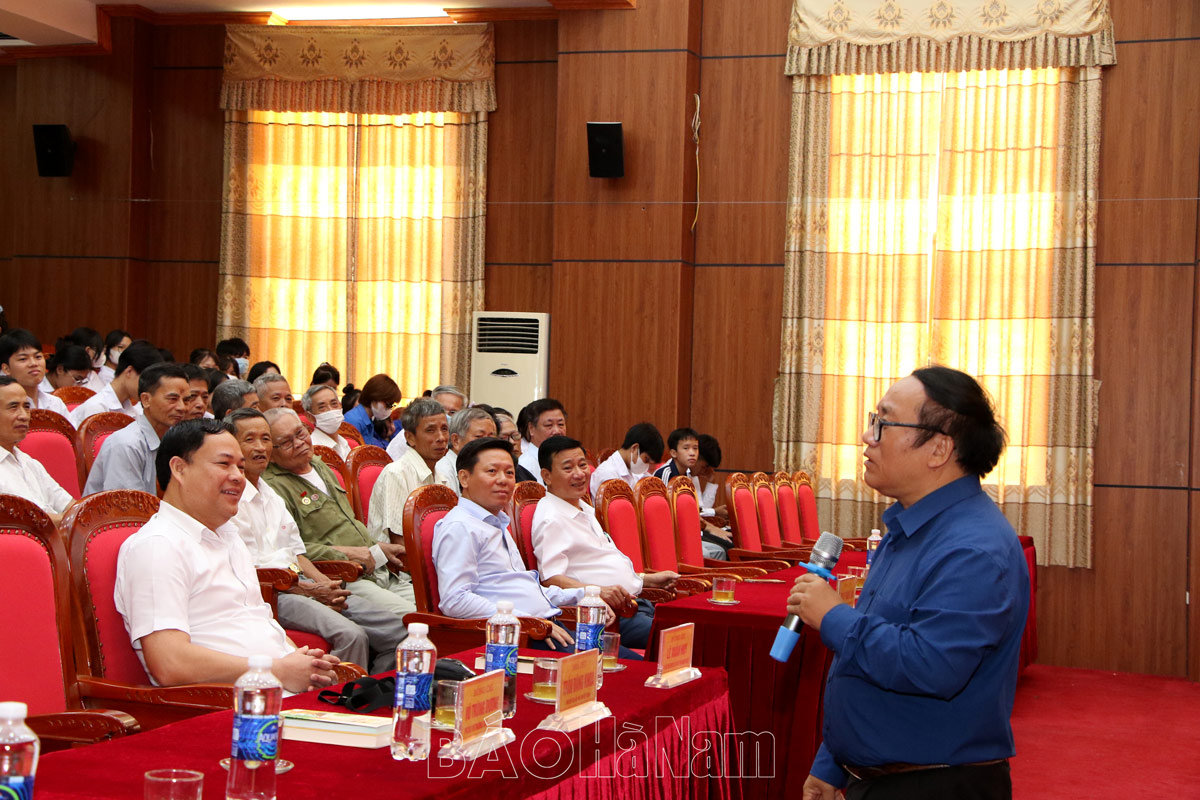 Tặng quà cho đối tượng chính sách và nói chuyện chuyên đề “Phát huy truyền thống hiếu học quê hương Hà Nam”
