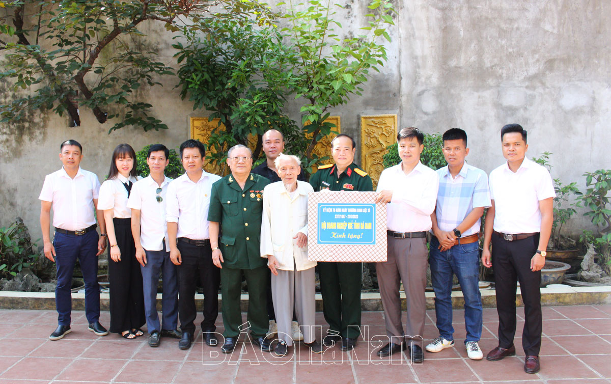 Đoàn công tác của Hội Doanh nghiệp trẻ viếng Nghĩa trang liệt sĩ thành phố Phủ Lý