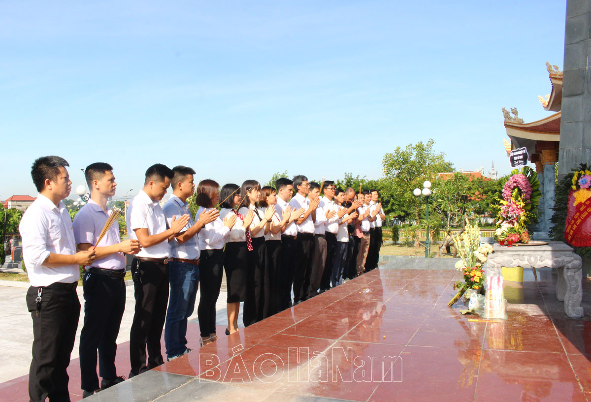 Đoàn công tác của Hội Doanh nghiệp trẻ viếng Nghĩa trang liệt sĩ thành phố Phủ Lý
