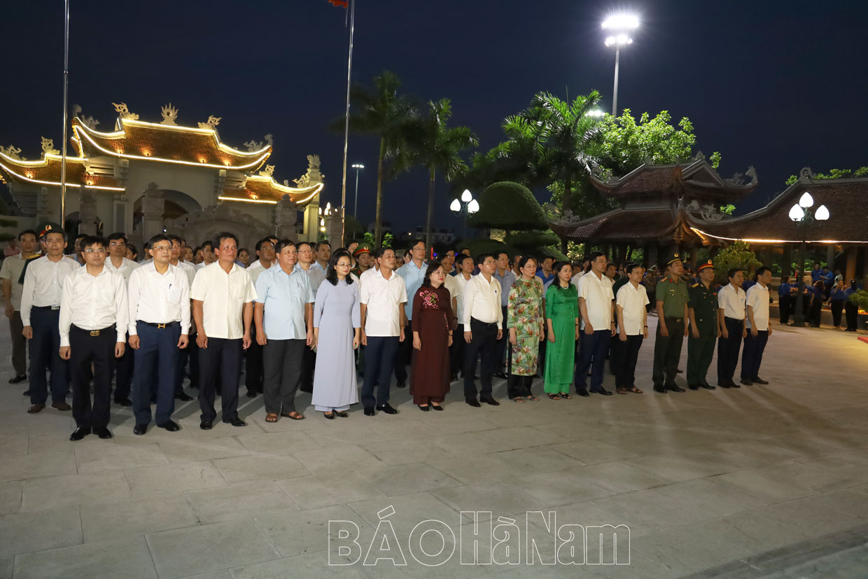 Lãnh đạo tỉnh dâng hương đặt vòng hoa tưởng niệm Chủ tịch Hồ Chí Minh và các Anh hùng liệt sỹ nhân kỉ niệm 76 năm Ngày Thương binh Liệt sĩ