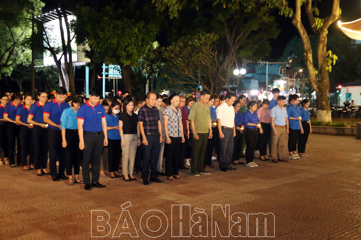 Đoàn Khối doanh nghiệp phối hợp tổ chức lễ dâng hương tại Đài tưởng niệm các anh hùng liệt sĩ thành phố Phủ Lý