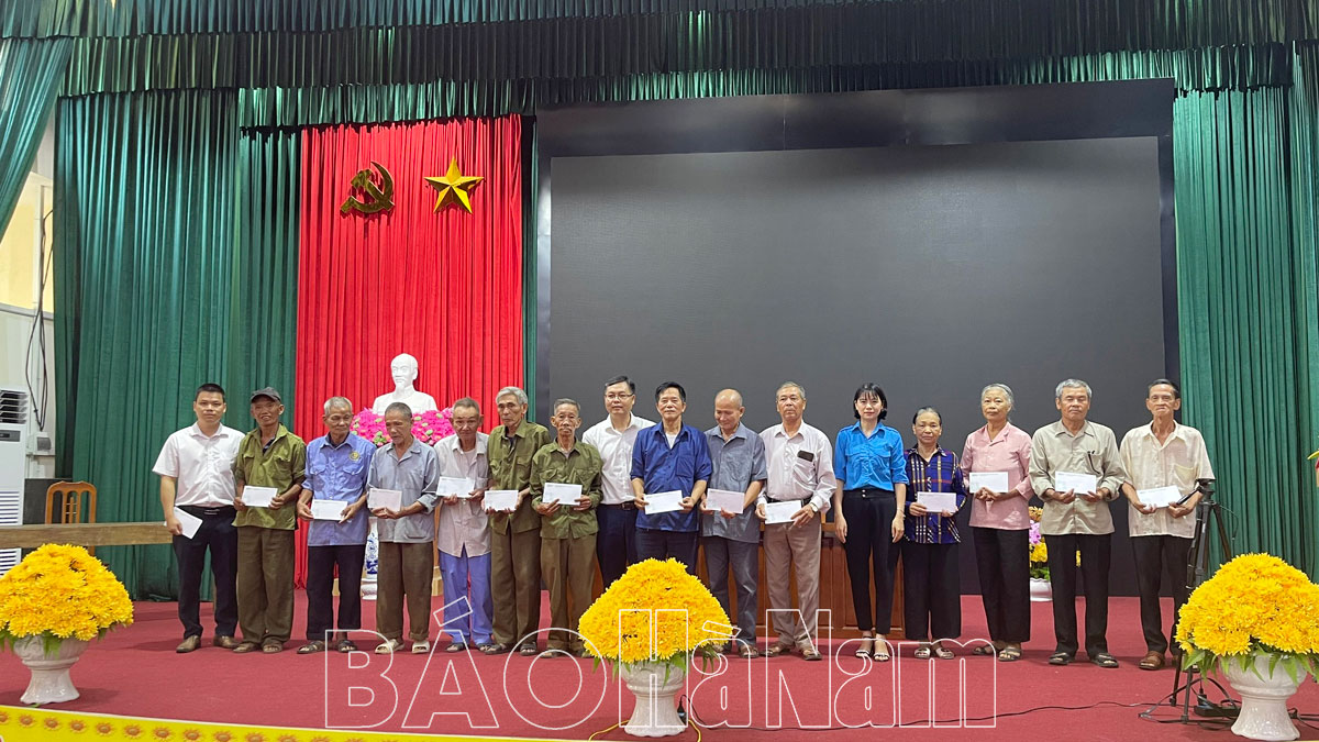 Đoàn Khối doanh nghiệp phối hợp tổ chức lễ dâng hương tại Đài tưởng niệm các anh hùng liệt sĩ thành phố Phủ Lý