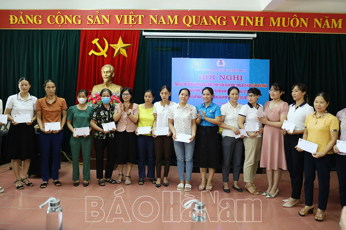 Liên đoàn Lao động huyện Bình Lục tặng quà cho đoàn viên thuộc gia đình chính sách