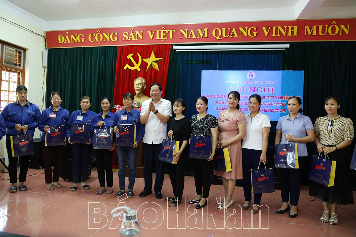 Liên đoàn Lao động huyện Bình Lục tặng quà cho đoàn viên thuộc gia đình chính sách