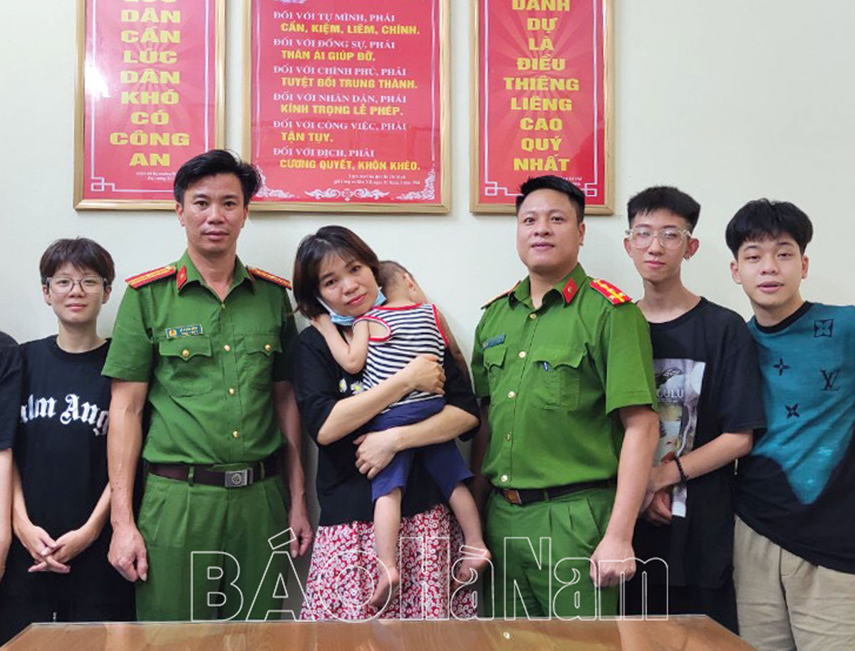 Cảnh sát 113 Hà Nam tìm thấy người thân cho cháu bé 2 tuổi đi lạc ngay trong đêm