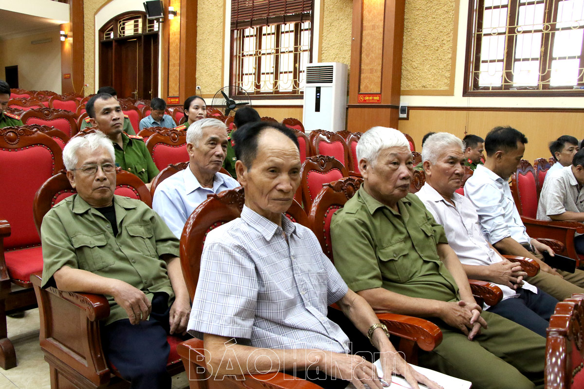 Đồng chí Đinh Thị Lụa Phó Bí thư Thường trực Tỉnh ủy dự Ngày hội Toàn dân Bảo vệ An ninh Tổ quốc