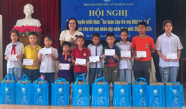 100 trẻ em khuyết tật mồ côi được tặng quà của Hội LHPN Việt Nam