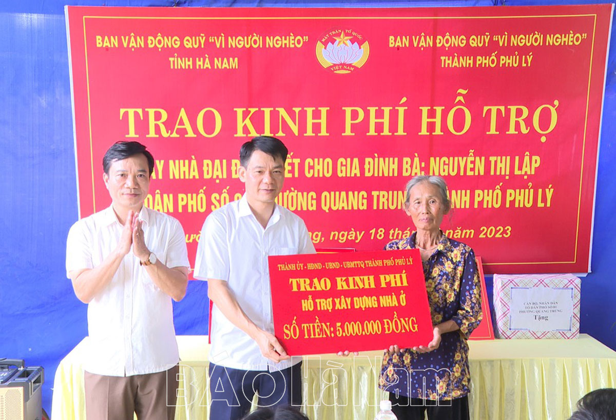 Ban vận động Quỹ vì người nghèo các cấp trao kinh phí hỗ trợ xây nhà Đại đoàn kết cho gia đình bà Nguyễn Thị Lập