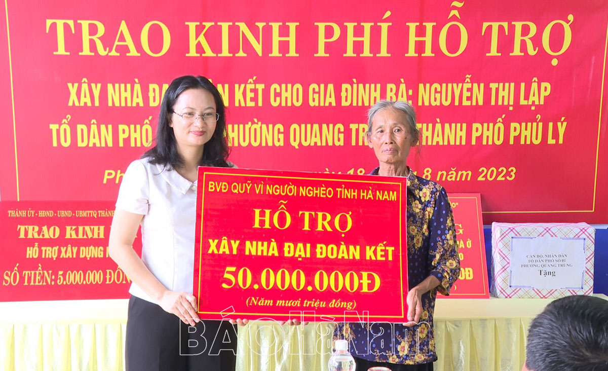 Ban vận động Quỹ vì người nghèo các cấp trao kinh phí hỗ trợ xây nhà Đại đoàn kết cho gia đình bà Nguyễn Thị Lập
