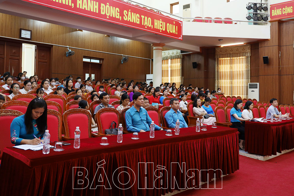 LĐLĐ huyện Bình Lục khen thưởng 112 học sinh đạt thành tích cao và vượt khó học giỏi năm học 20222023