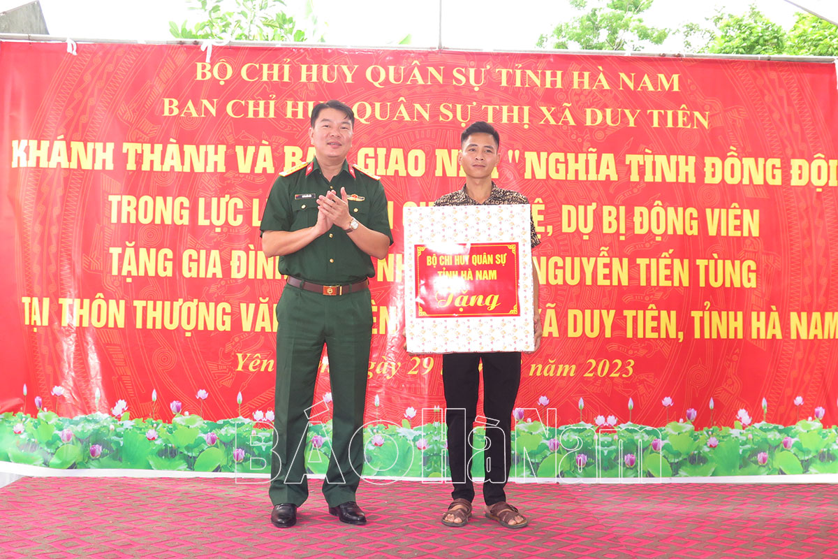 Ban CHQS thị xã Duy Tiên khánh thành bàn giao nhà “Nghĩa tình đồng đội”