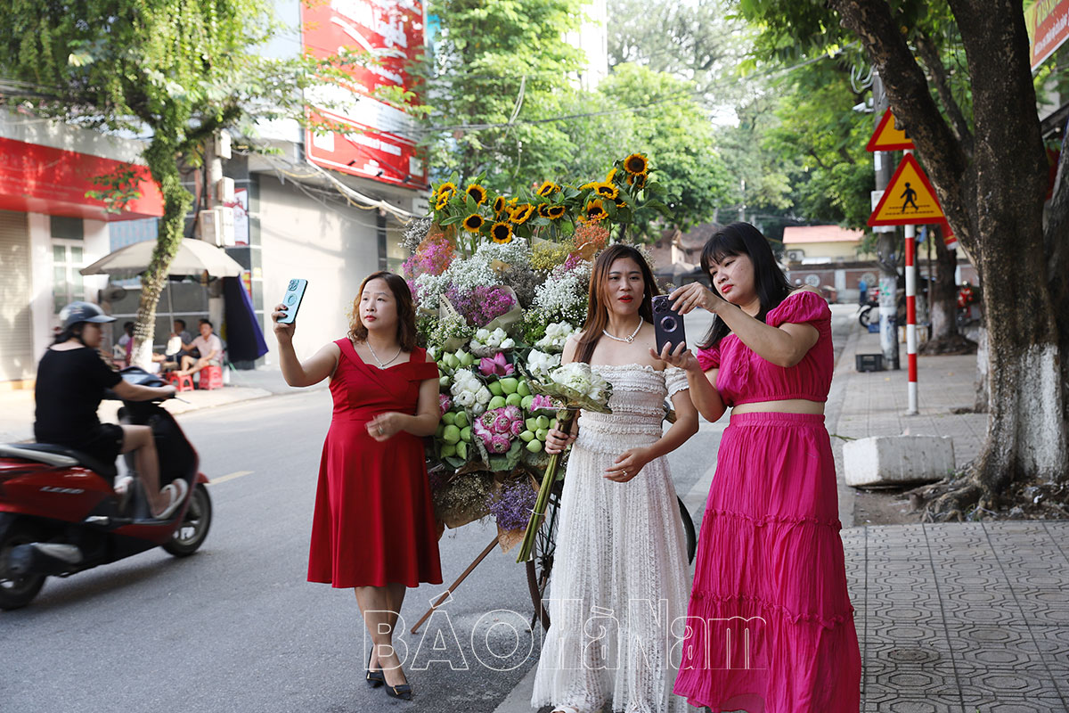 Hút khách dịch vụ cho thuê xe hoa chụp ảnh trên đường phố Phủ Lý
