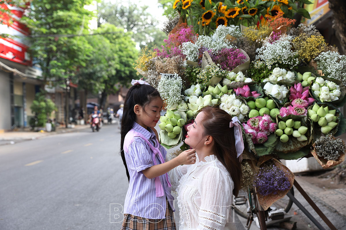 Hút khách dịch vụ cho thuê xe hoa chụp ảnh trên đường phố Phủ Lý