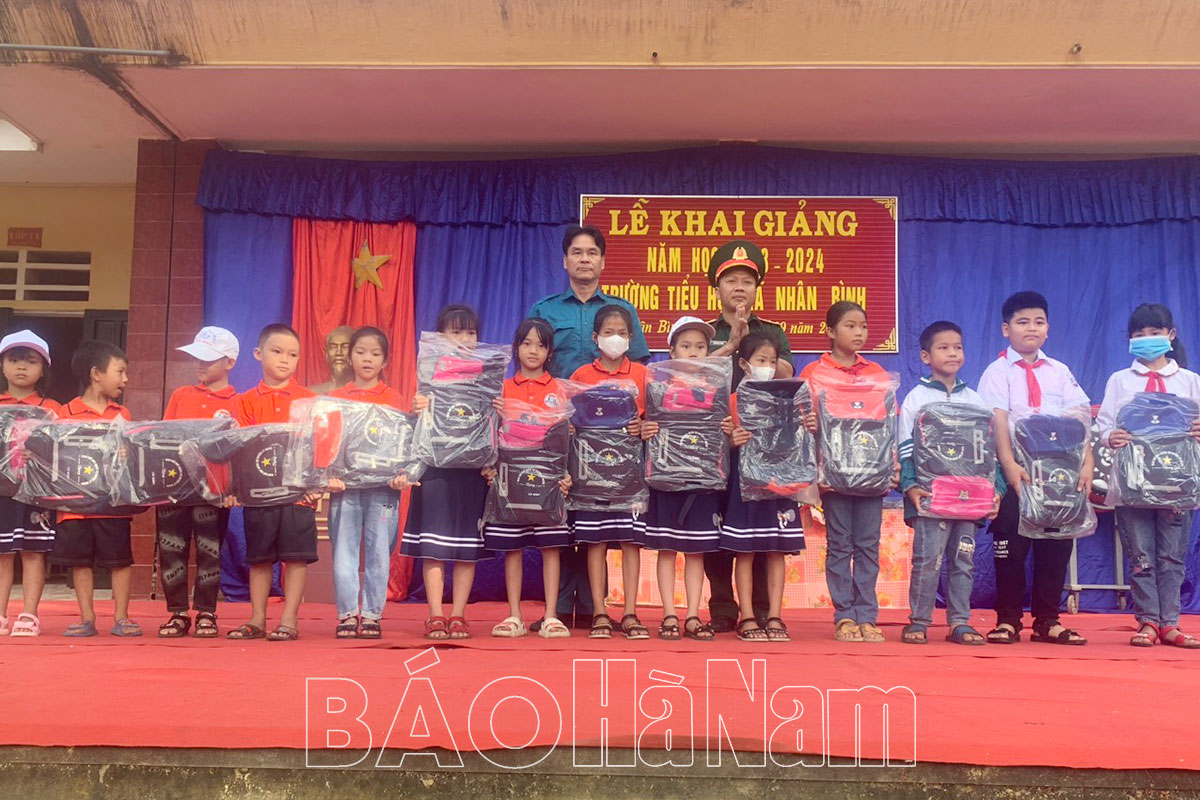 Ban CHQS huyện Lý Nhân tặng cặp sách cho các em học sinh nhân dịp khai giảng năm học mới