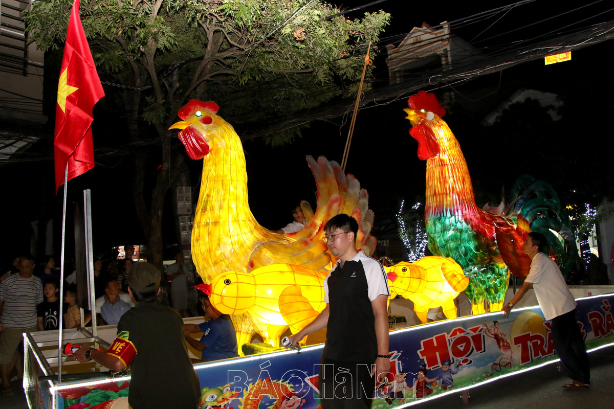 Phường Trần Hưng Đạo diễn diễu sớm mô hình “Nhà gà đi chơi đêm hội trăng rằm” qua các tuyến phố trên địa bàn