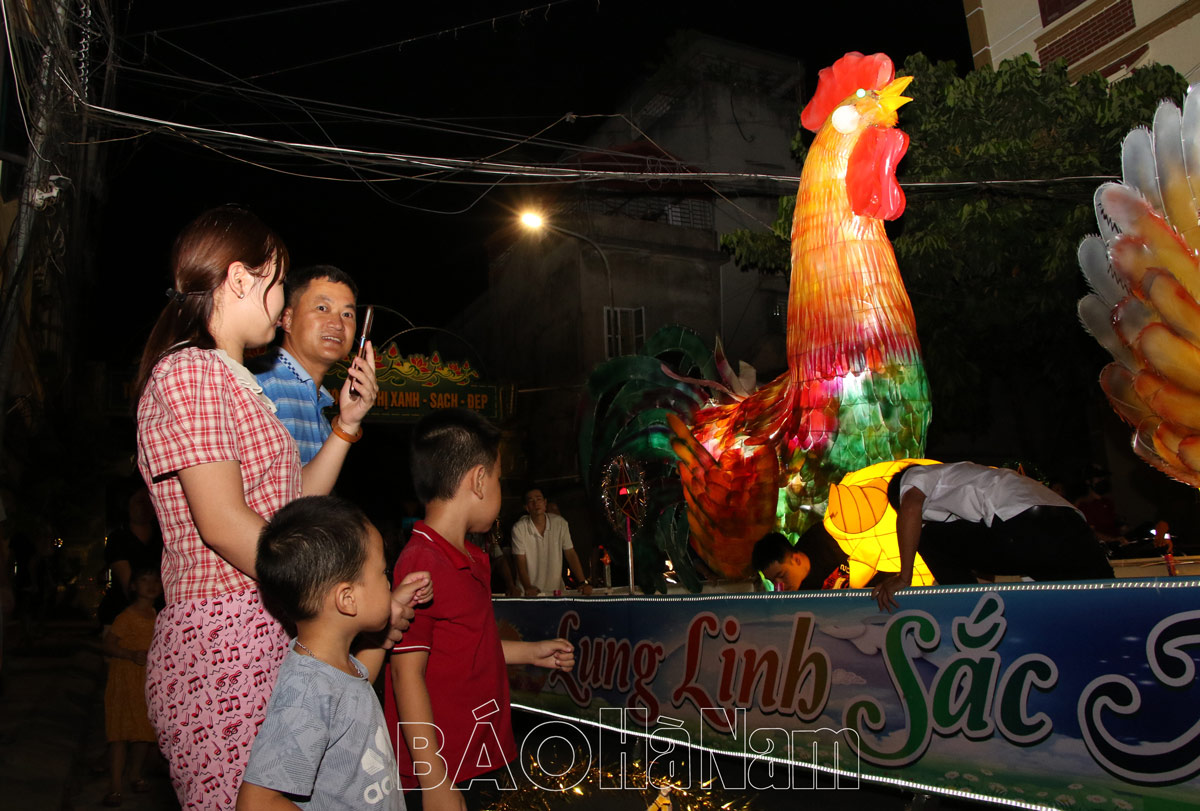 Phường Trần Hưng Đạo diễn diễu sớm mô hình “Nhà gà đi chơi đêm hội trăng rằm” qua các tuyến phố trên địa bàn