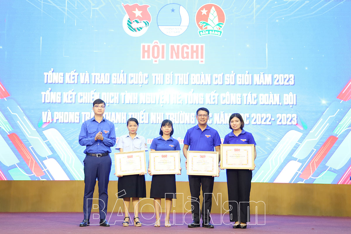 Thị đoàn Duy Tiên tổng kết và trao giải Hội thi Bí thư Đoàn cơ sở giỏi thị xã năm 2023