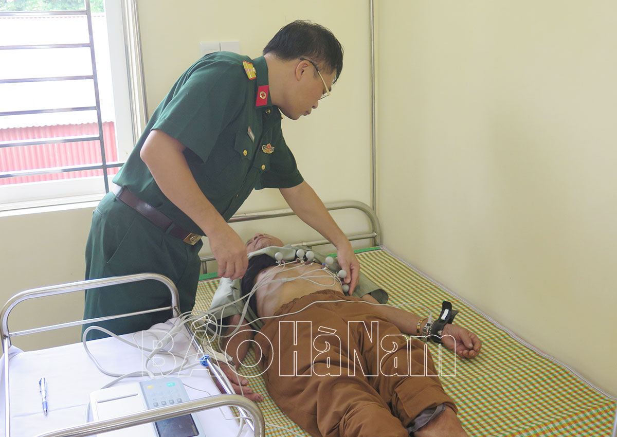 Ban CHQS huyện Kim Bảng phối hợp khám bệnh cấp thuốc miễn phí cho bà con nhân dân xã Tân Sơn