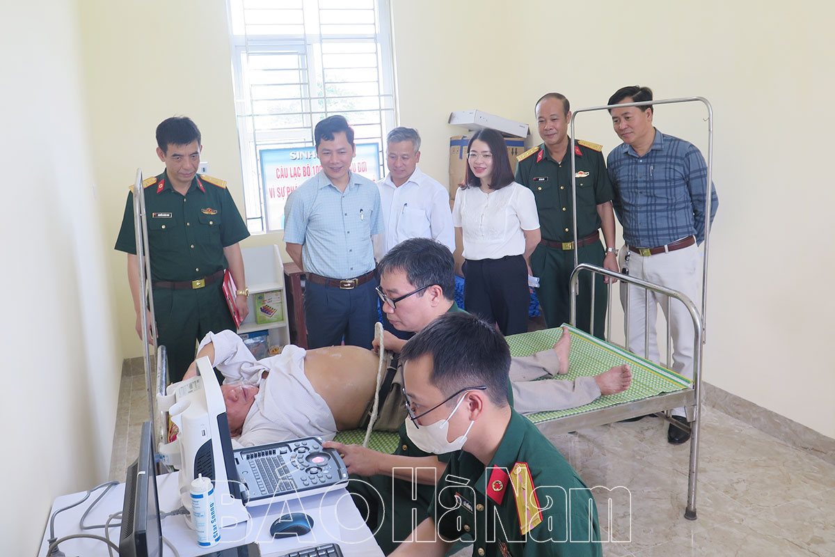 Ban CHQS huyện Kim Bảng phối hợp khám bệnh cấp thuốc miễn phí cho bà con nhân dân xã Tân Sơn