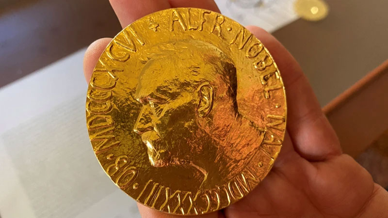 Giá trị giải thưởng Nobel tăng lên gần mức 1 triệu USD