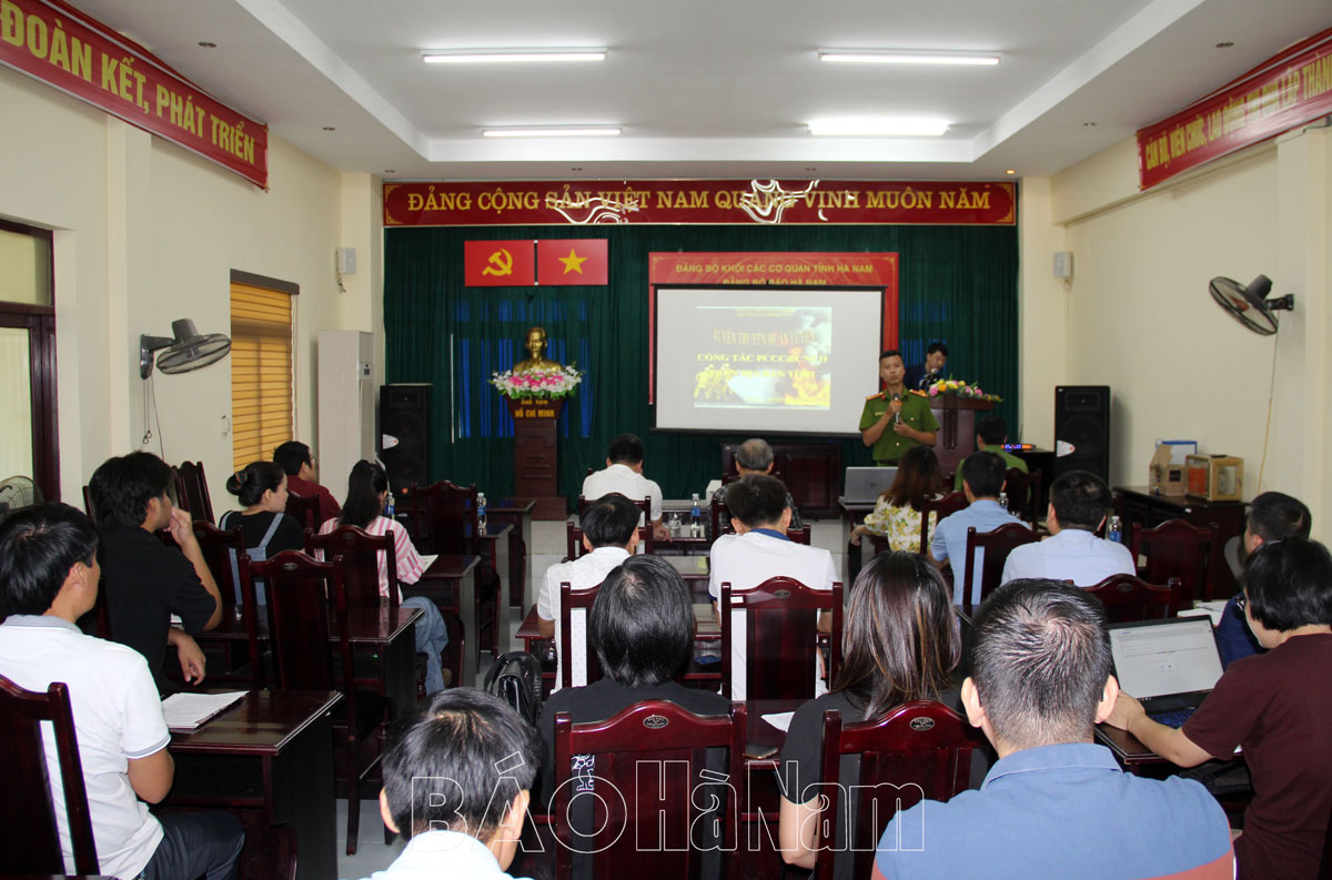 Báo Hà Nam tập huấn kiến thức kỹ năng PCCC và CNCH cho CBNV