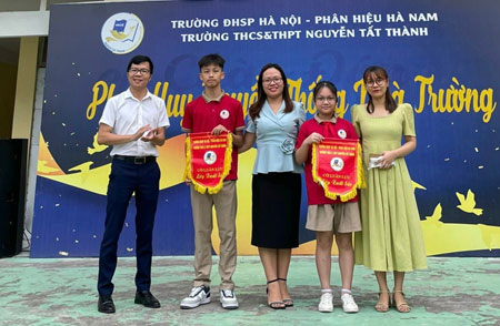Trường THCSTHPT Nguyễn Tất Thành tổ chức sinh hoạt dưới cờ