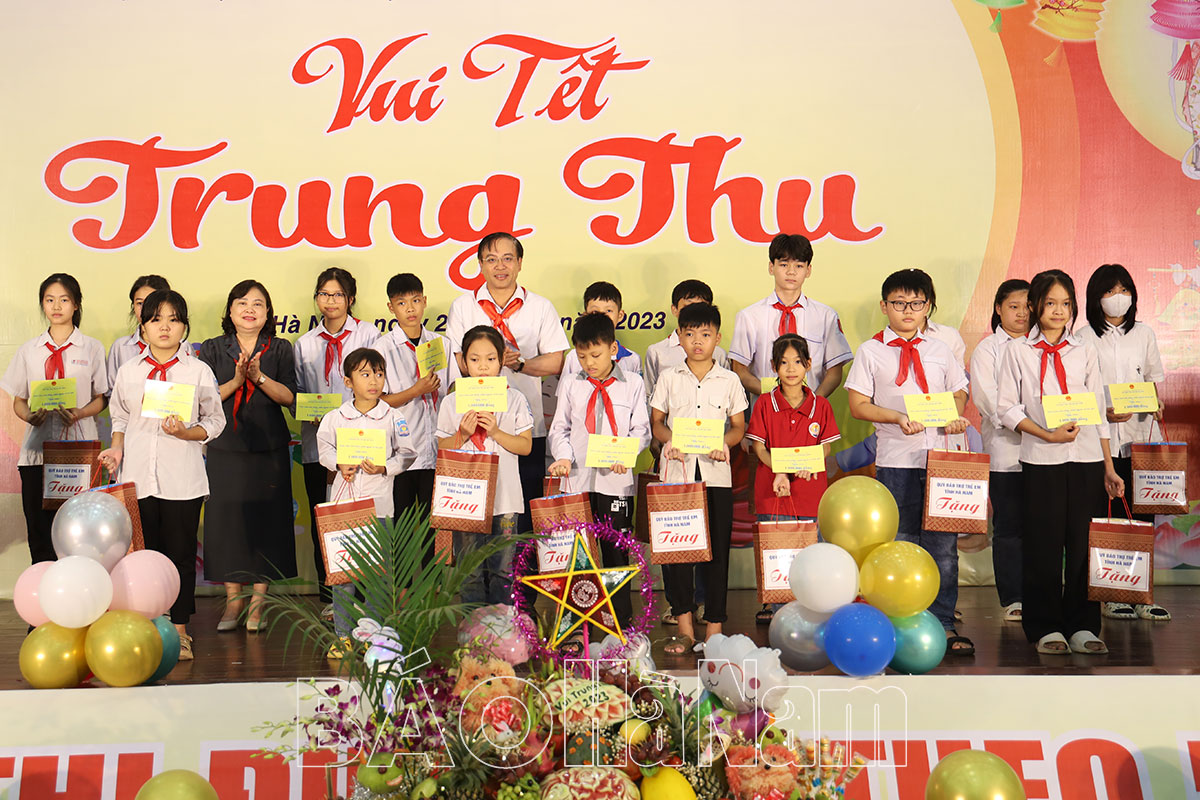 Đồng chí Bí thư Tỉnh ủy Lê Thị Thủy dự chương trình Vui Tết Trung thu 2023