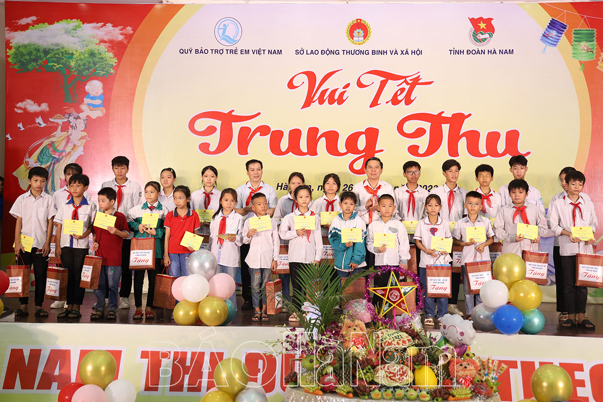 Đồng chí Bí thư Tỉnh ủy Lê Thị Thủy dự chương trình Vui Tết Trung thu 2023