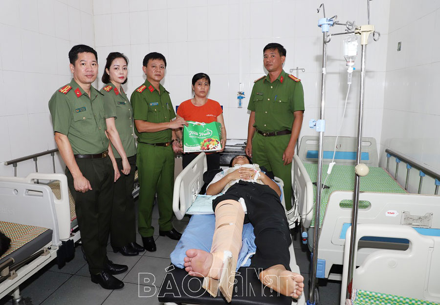 Lãnh đạo Công an tỉnh thăm động viên CBCS bị thương khi làm nhiệm vụ