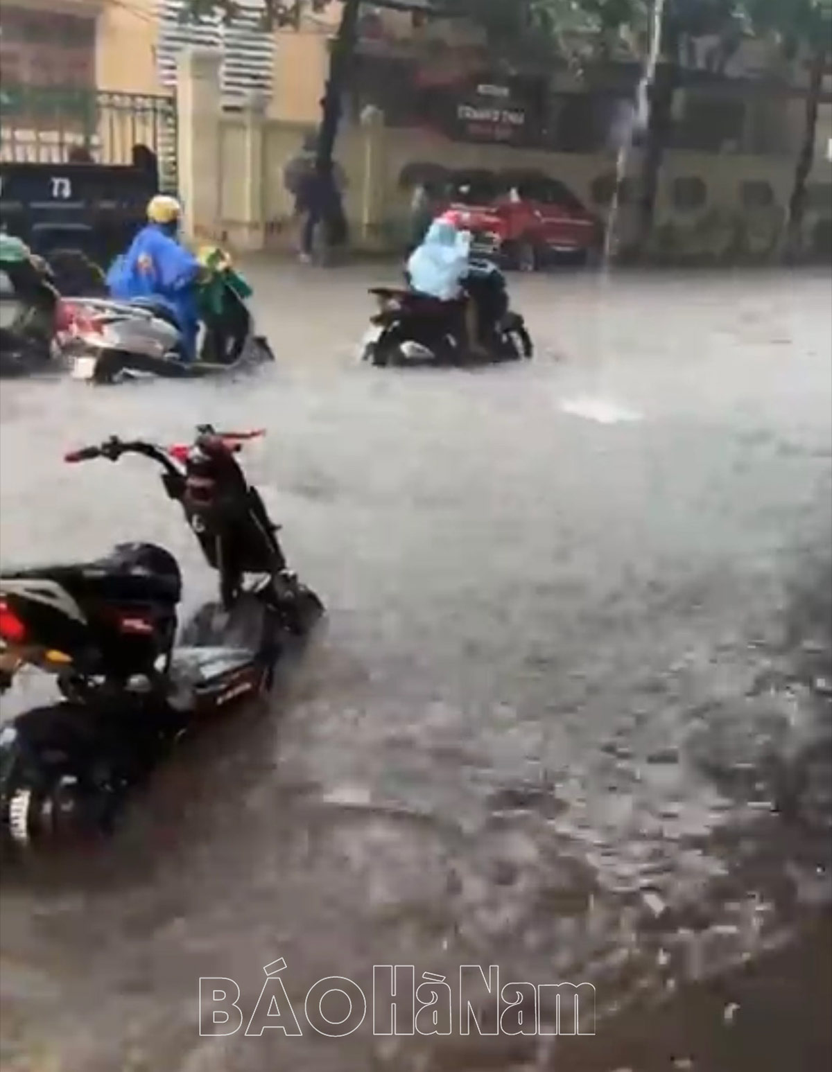 Qua một đêm mưa  lượng  mưa trên địa bàn thành phố Phủ Lý  gần 130mm hầu hết các tuyến đường lớn ngập chìm trong nước