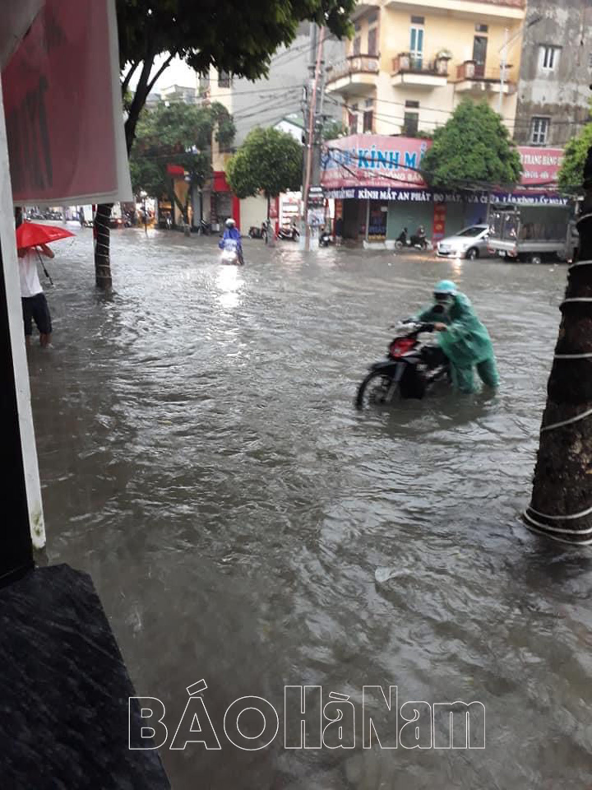 Qua một đêm mưa  lượng  mưa trên địa bàn thành phố Phủ Lý  gần 130mm hầu hết các tuyến đường lớn ngập chìm trong nước