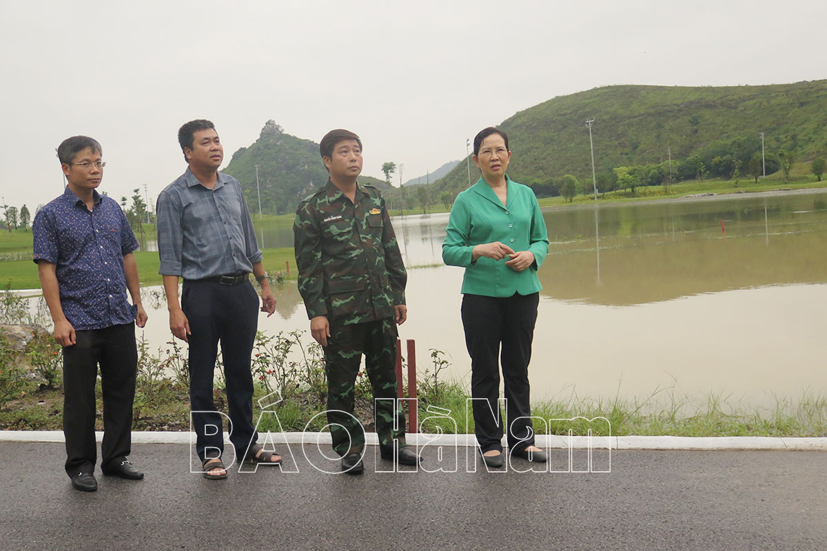 Đồng chí Bí thư Tỉnh ủy Lê Thị Thủy kiểm tra tình hình úng ngập tại huyện Kim Bảng
