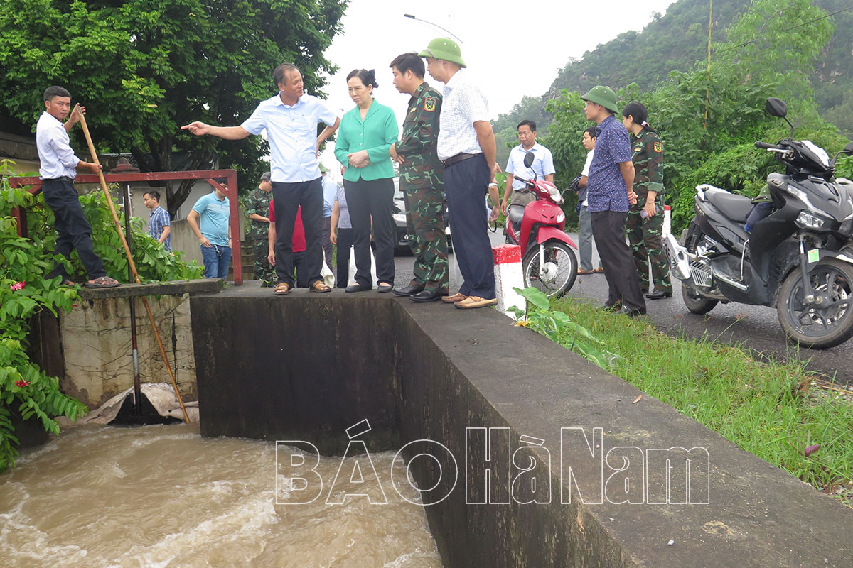 Đồng chí Bí thư Tỉnh ủy Lê Thị Thủy kiểm tra tình hình úng ngập tại huyện Kim Bảng