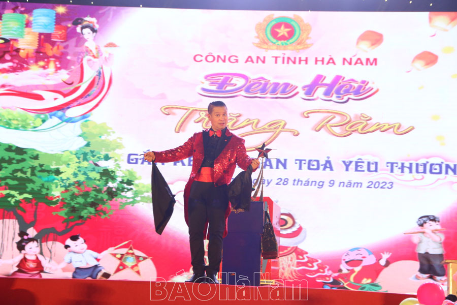 Đồng chí Chủ tịch UBND tỉnh Trương Quốc Huy dự chương trình “Đêm hội trăng rằm – Gắn kết và lan tỏa yêu thương”