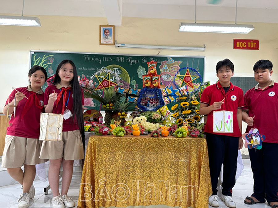 Học sinh trường THCS  THPT Nguyễn Tất Thành phấn khởi tham gia hội thi Vui hội trăng rằm năm 2023