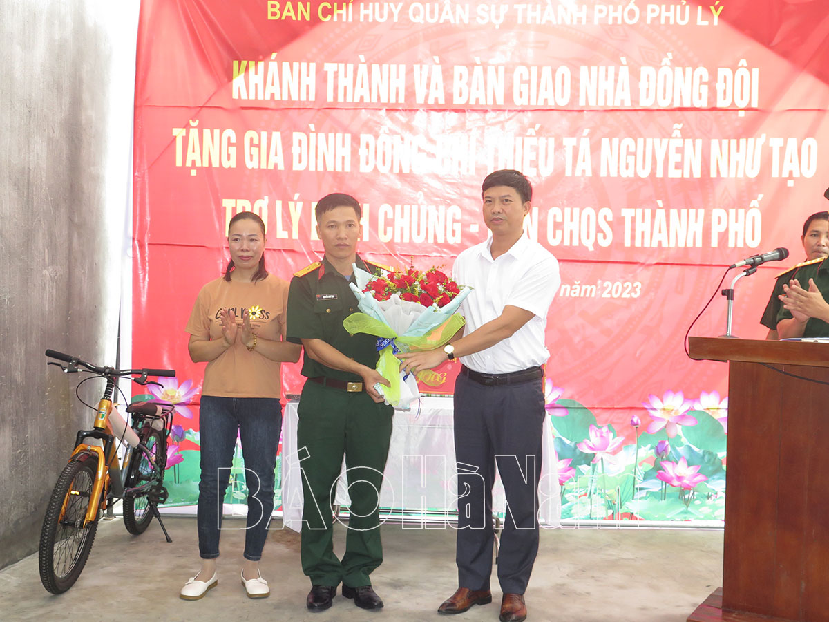Ban CHQS thành phố Phủ Lý khánh thành và bàn giao “Nhà đồng đội” cho Thiếu tá Nguyễn Như Tạo