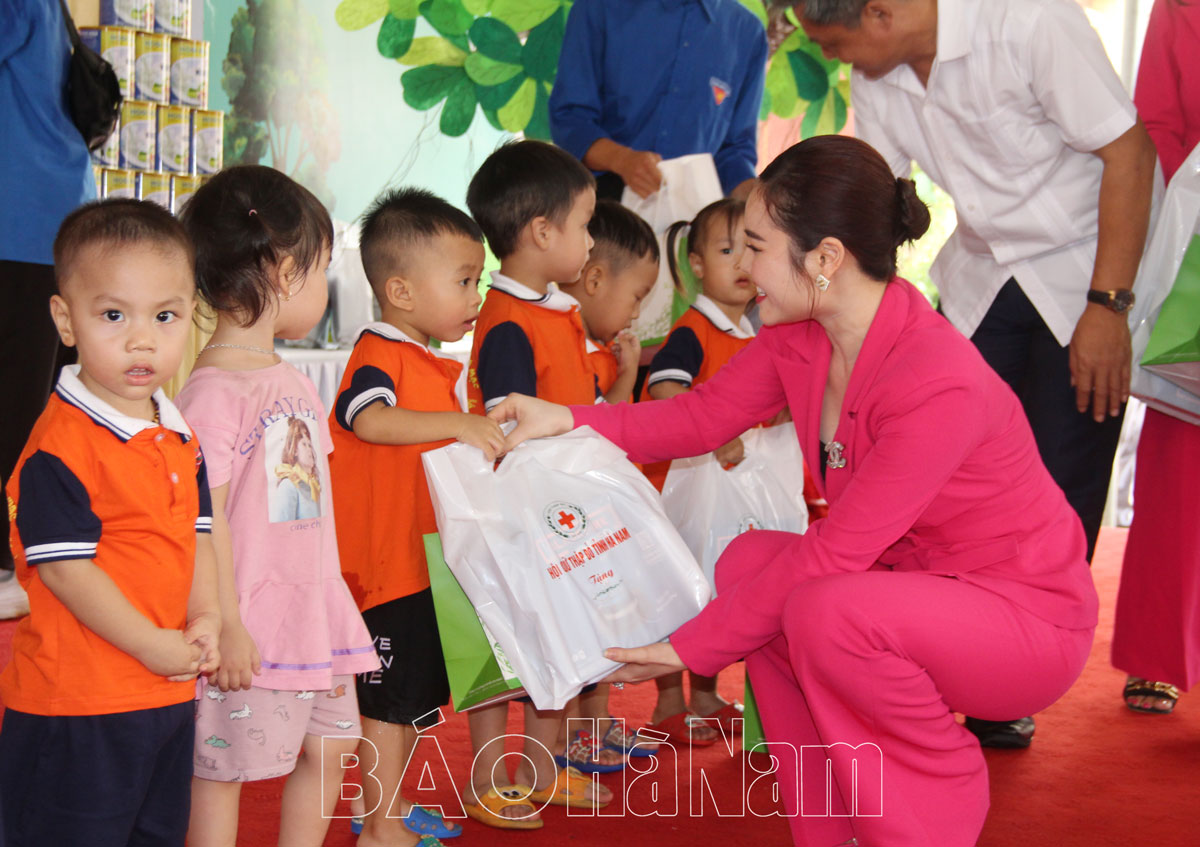 Chương trình “Ghép đôi trăng tròn” dành tặng nhiều suất quà cho trẻ em nghèo khuyết tật tỉnh Hà Nam