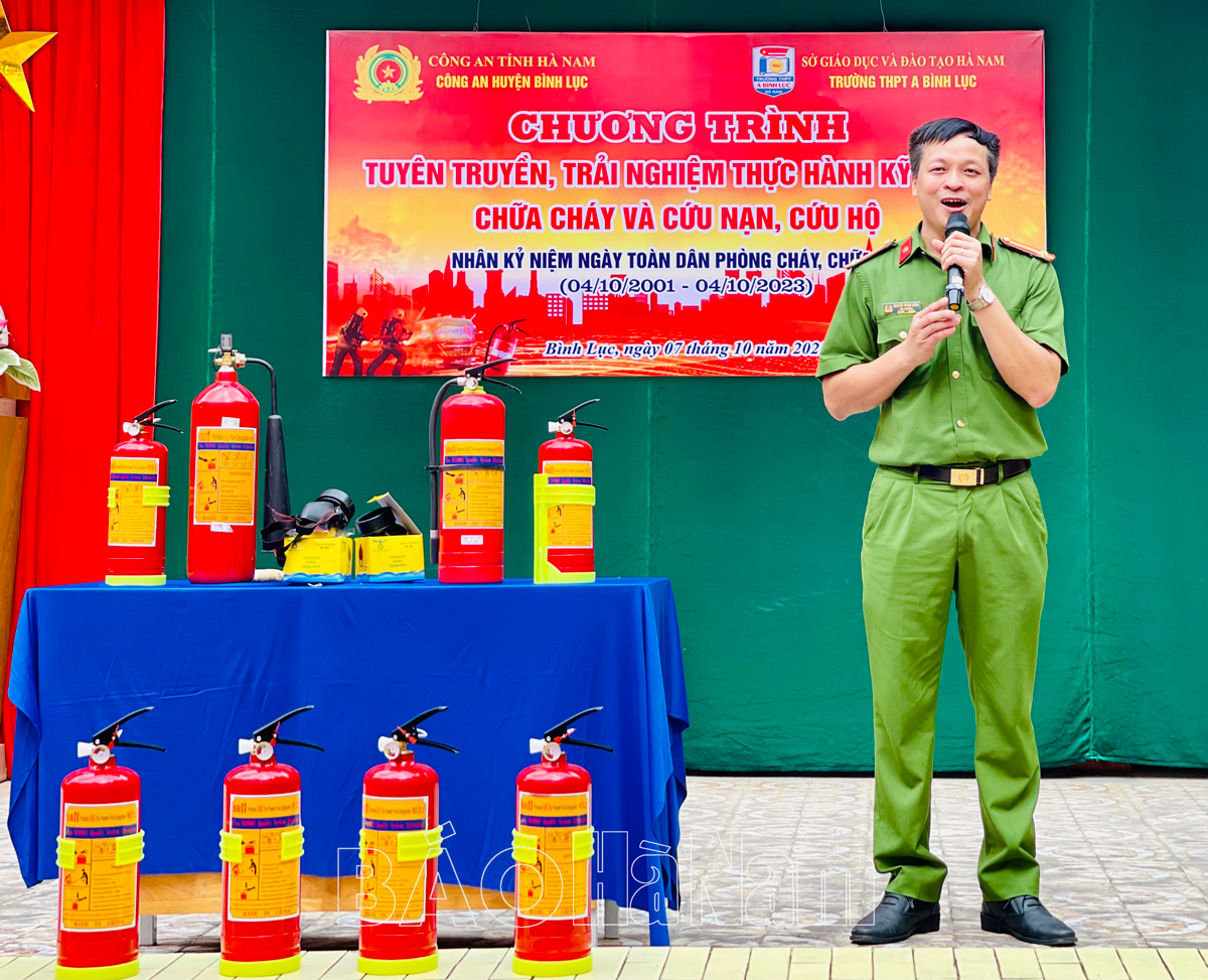Công an huyện Bình Lục hướng dẫn kỹ năng chữa cháy và cứu nạn cứu hộ cho học sinh