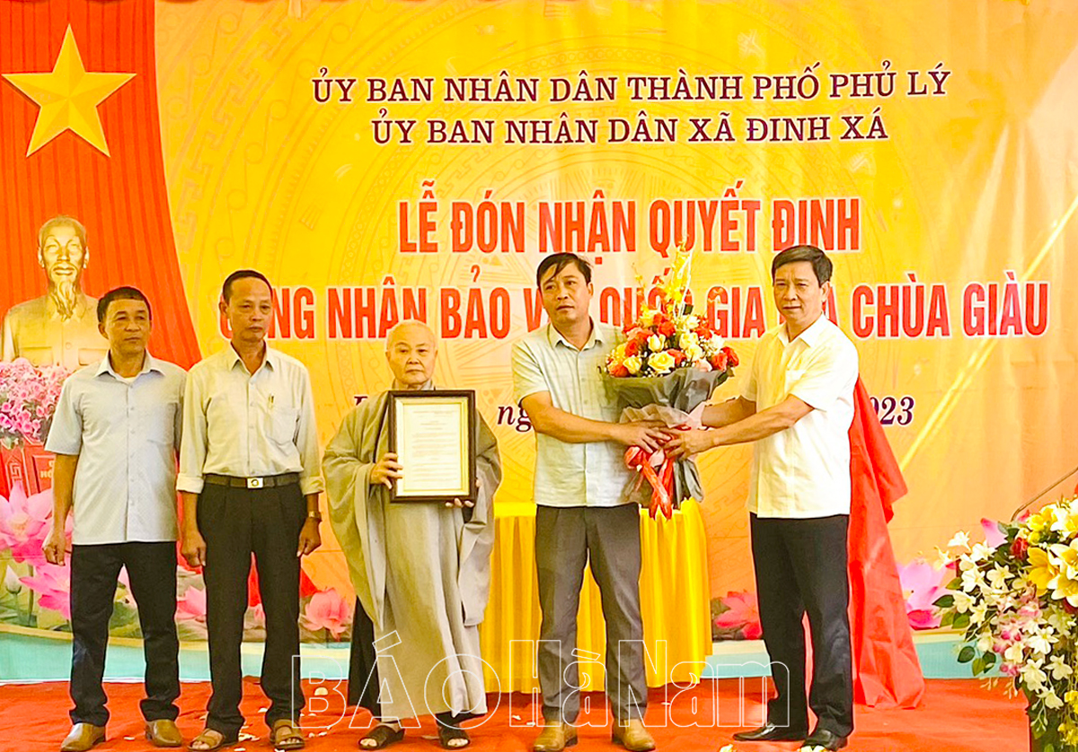 UBND xã Đinh Xá đón nhận quyết định công nhận bảo vật Quốc gia Bia đá chùa Giàu