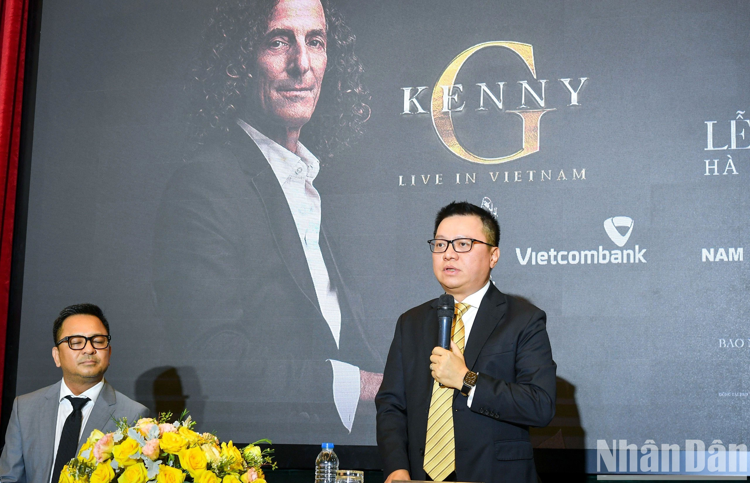 Kenny G biểu diễn ở Việt Nam trong dự án âm nhạc quốc tế do Báo Nhân Dân khởi xướng