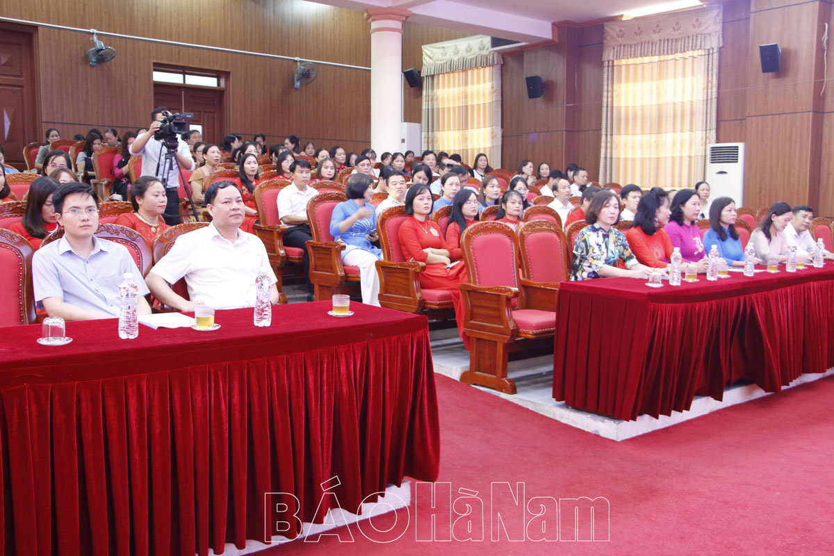 Gần 80 cán bộ hội viên công đoàn cơ sở huyện Bình Lục tham dự Hội thi cắm hoa nghệ thuật chào mừng ngày Phụ nữ Việt Nam