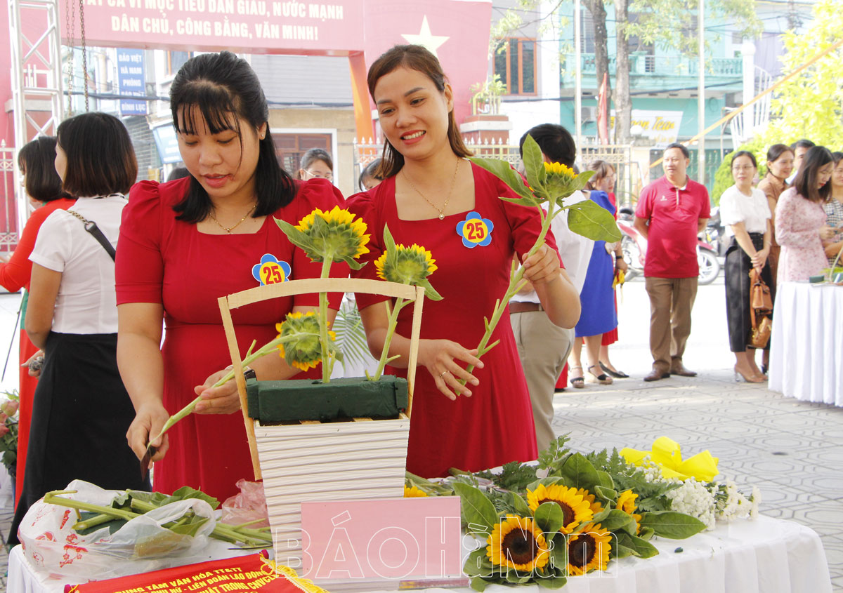 Gần 80 cán bộ hội viên công đoàn cơ sở huyện Bình Lục tham dự Hội thi cắm hoa nghệ thuật chào mừng ngày Phụ nữ Việt Nam
