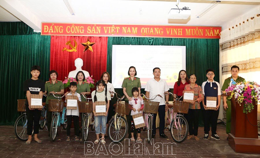 Hội phụ nữ Khối Xây dựng lực lượng Công an tỉnh Hà Nam Trao tặng xe đạp cho học sinh và phụ nữ có hoàn cảnh khó khăn