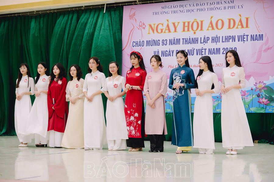 Tôn vinh vẻ đẹp của áo dài Việt Nam